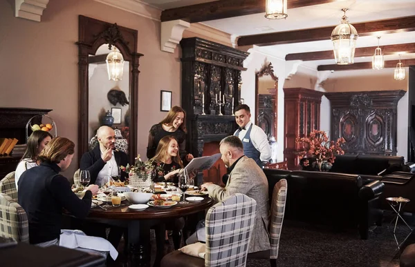 Plaisantais Riais Amis Famille Passer Bon Moment Dans Beau Restaurant — Photo