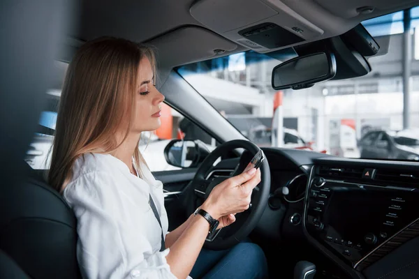 Comprueba Hora Hermosa Chica Rubia Sentada Coche Nuevo Con Interior — Foto de Stock