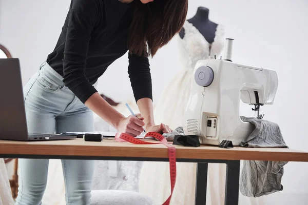 Vista Partículas Diseñadora Moda Femenina Trabaja Ropa Nueva Taller —  Fotos de Stock