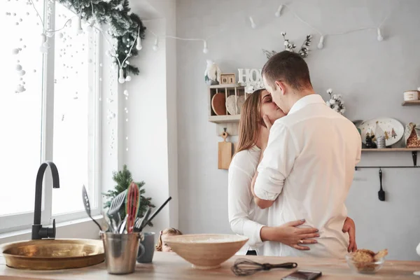 Persone Adorabili Coppia Felice Che Bacia Cucina Passare Bel Weekend — Foto Stock