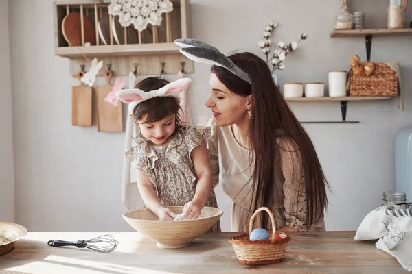 Вид Спереду Мати Дочка Кролячих Вухах Великодні Часи Розважаються Кухні — стокове фото
