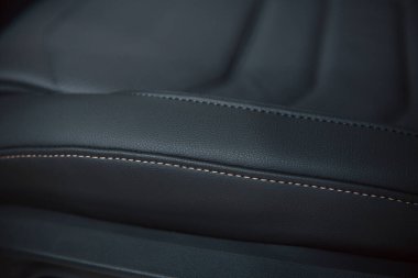 Yepyeni modern lüks otomobilin iç mekânına yakından bakın..