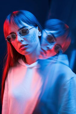 Halüsinasyon ve halüsinasyon kavramı. Stüdyo karanlık stüdyoda neon ışıkla çekiliyor. Genç bir kızın portresi.