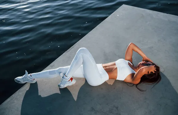 Fitness Kobieta Odpoczywa Pobliżu Jeziora Ciągu Dnia Piękne Światło Słoneczne — Zdjęcie stockowe