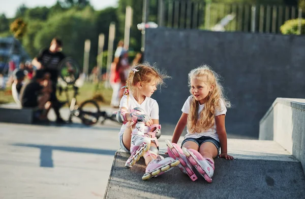 Rust Wat Uit Helling Voor Extreme Sporten Twee Kleine Meisjes — Stockfoto