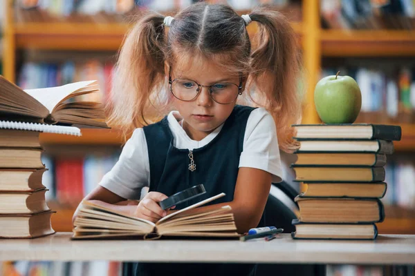 Μπροστά Χαριτωμένο Κοριτσάκι Τις Κοτσίδες Είναι Στη Βιβλιοθήκη Apple Στα — Φωτογραφία Αρχείου