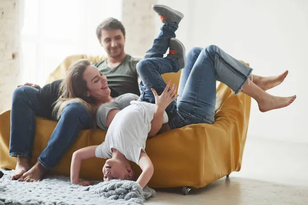 Tener Tiempo Libre Familia Feliz Divertirse Sofá Amarillo Sala Estar —  Fotos de Stock