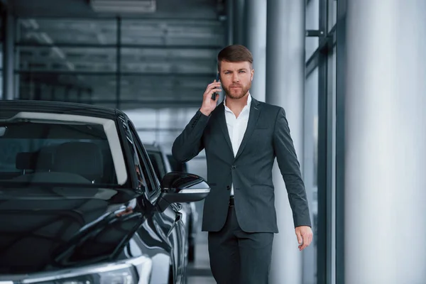 Conversar Moderno Elegante Empresário Barbudo Salão Automóveis — Fotografia de Stock