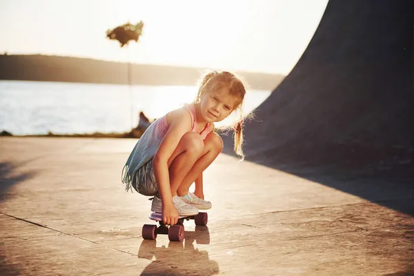 Denemeler Güneşli Bir Gün Çocuk Rampada Paten Kayarken Eğleniyor Neşeli — Stok fotoğraf