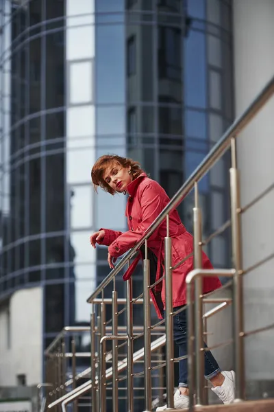 Edificio Moderno Exterior Detrás Adulta Bonita Mujer Abrigo Rojo Cálido — Foto de Stock