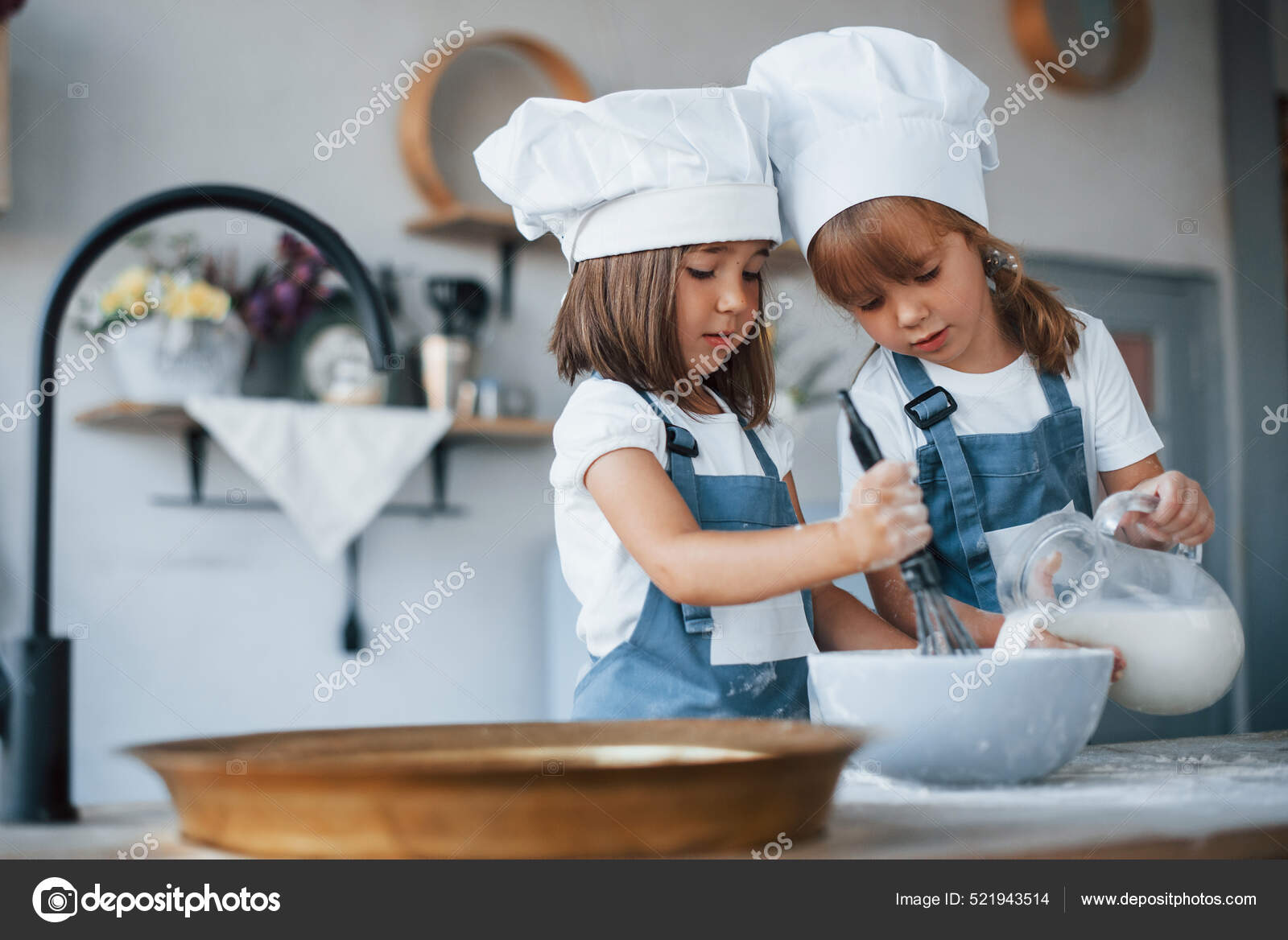 Niños Familia Uniforme Chef Blanco Preparando Comida Cocina: fotografía stock © myronstandret #521943514 |