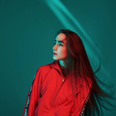 Neon ışıklarda dikiliyorum. Stüdyo içeride çekim yapıyor. Güzel bir genç kızın portresi.