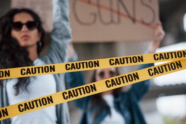 Değişiklikler bugün başlıyor. Bir grup feminist kadın dışarıda hakları için protesto yapıyor..