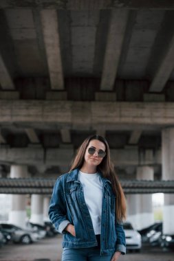 İyi hissediyorum. Köprünün altında duran güzel genç bir kadının portresi..