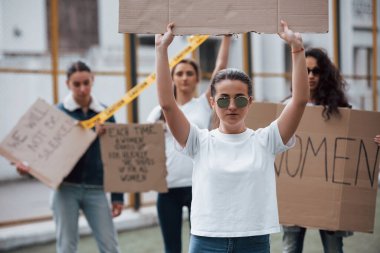 Gözlüklü. Bir grup feminist kadın dışarıda hakları için protesto yapıyor..