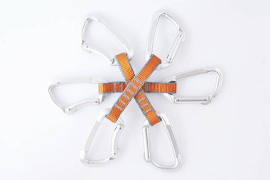 Birbirlerinin üzerine yatıyorlar. Birçok renkli karabinalar beyaz masada yatıyordu..