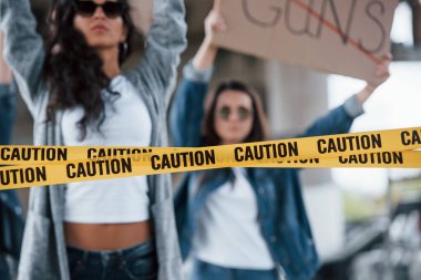 Teslim olma. Bir grup feminist kadın dışarıda hakları için protesto yapıyor..