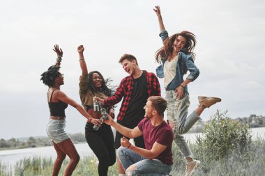 - Şerefe. Bir grup insan sahilde piknik yapıyor. Arkadaşlar hafta sonu eğlenir..