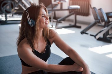En sevdiğin şarkı. Hafta sonu spor salonundaki muhteşem sarışın kadının fotoğrafı..