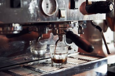 Kahve makinesini kapat. Lokantada kapalı.