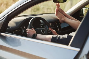 Eller ve bacaklar. İnsanların parçacık görüntüsü hafta sonları modern arabadadır..