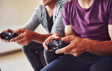 Bir grup arkadaş içeride konsol oynarken eğleniyor..