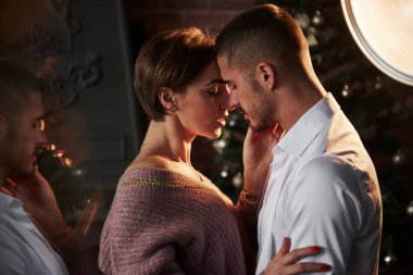 Romantik dans. Lüks içinde bir kızla bir erkeğin yakınlığı o dansı ve flörtü giyer. Yandan muhteşem bir yansıma.