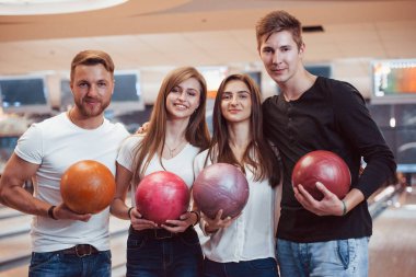 Maçtan önce güzel insanları vurdu. Genç neşeli arkadaşlar hafta sonları bowling kulübünde eğleniyorlar..