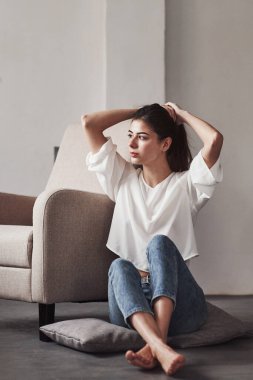 İyi sabahlar. Beyaz duvarları ve pencereden gelen gün ışığıyla odada genç bir esmer..