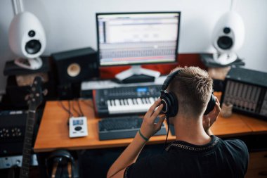 Müzik dinliyordum. Ses mühendisi stüdyoda çalışıyor ve karıştırıyor..