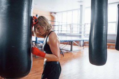 Islak cilt. Antrenmandan sonra yoruldum. Boks antrenmanı için spor salonunda dinleniyorum..