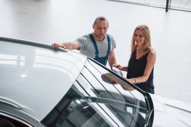 Bazı şeyleri ve detayları açıklıyorum. Onarım sonuçları. Arabasının ne kadar hasar gördüğünü gösteren kendine güvenen bir adam..