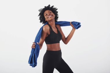 Lavaboya gidiyorum. Stüdyoda beyaz arka planda güzel bir Afro-Amerikan kadın var..