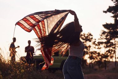 Özgürlüğü hissediyor. Arkadaşlarının hafta sonları açık havada yeşil arabalarının yanında Amerikan bayrağı taşıyorlar..