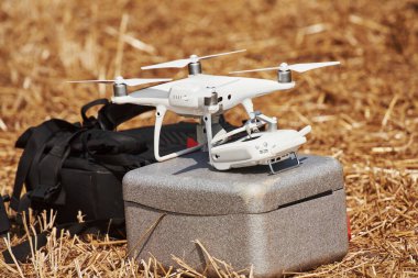 Kutuda modern beyaz dron var. Uçmaya hazırız. Siyah çanta..