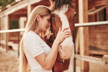 Anı seviyorum. Gündüz vakti atıyla çiftlikte mutlu bir kadın.