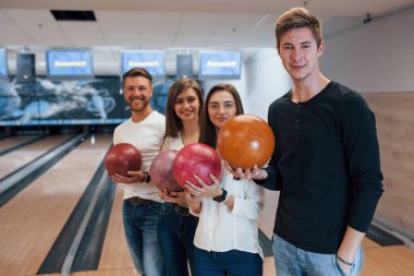 Maçtan sonra. Genç neşeli arkadaşlar hafta sonları bowling kulübünde eğleniyorlar..