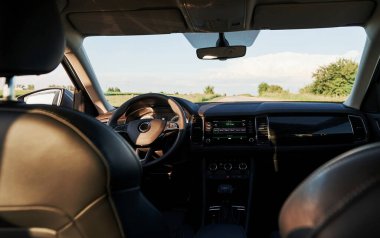 Direksiyon. Modern arabanın içinde. Ön panel, kaliteli malzeme.