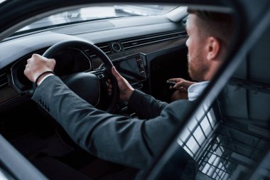 İleriye doğru. Otomobil kuaföründe yeni araba deneyen sevimli başarılı çift..