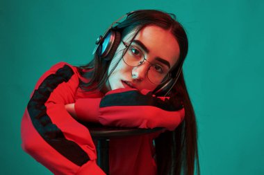 Huzurlu ve yenilenmiş hissediyorum. Stüdyo içeride neon ışıkla çekiliyor. Güzel bir genç kızın portresi.