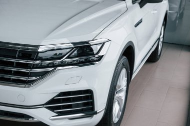 Temiz farlar. Gündüz vakti park edilmiş modern lüks beyaz arabanın parçacık görüntüsü.