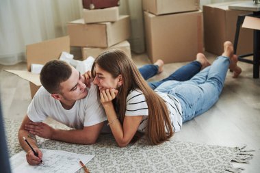 Dosyalama belgesi. Yeni dairelerinde neşeli genç bir çift. Taşınma kavramı.