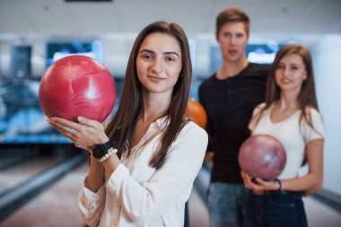 Sevimli mutlu kız. Genç neşeli arkadaşlar hafta sonları bowling kulübünde eğleniyorlar..