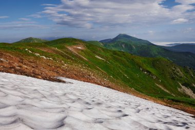 Burası çok soğuk. Majestic Carpathian dağları. Güzel manzara. Nefes kesici manzara.