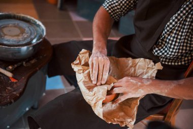 Seramik paketlerinin yakın plan fotoğraflarını gazeteye koyuyor..