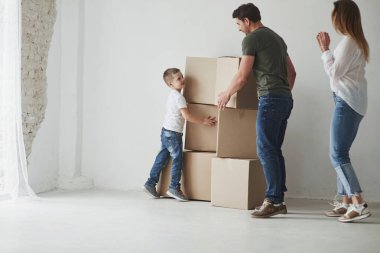 Küçük yardımcı. Aile yeni eve taşınıyor. Taşınan kutular açılıyor.