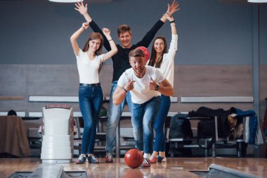 Bu kazanmak. Genç neşeli arkadaşlar hafta sonları bowling kulübünde eğleniyorlar..