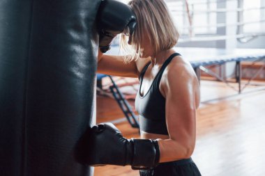 Zor ama güzel bir gündü. Antrenmandan sonra yoruldum. Boks antrenmanı için spor salonunda dinleniyorum..