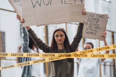 Duy bizi. Bir grup feminist kadın dışarıda hakları için protesto yapıyor..