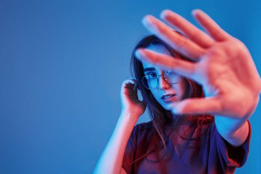 Parti devam ediyor. Stüdyo içeride neon ışıkla çekiliyor. Güzel bir genç kızın portresi.